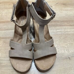 Adrienne Vittadini T Strap Open Toe Zip Back Wedge Sandals NWOT Summer